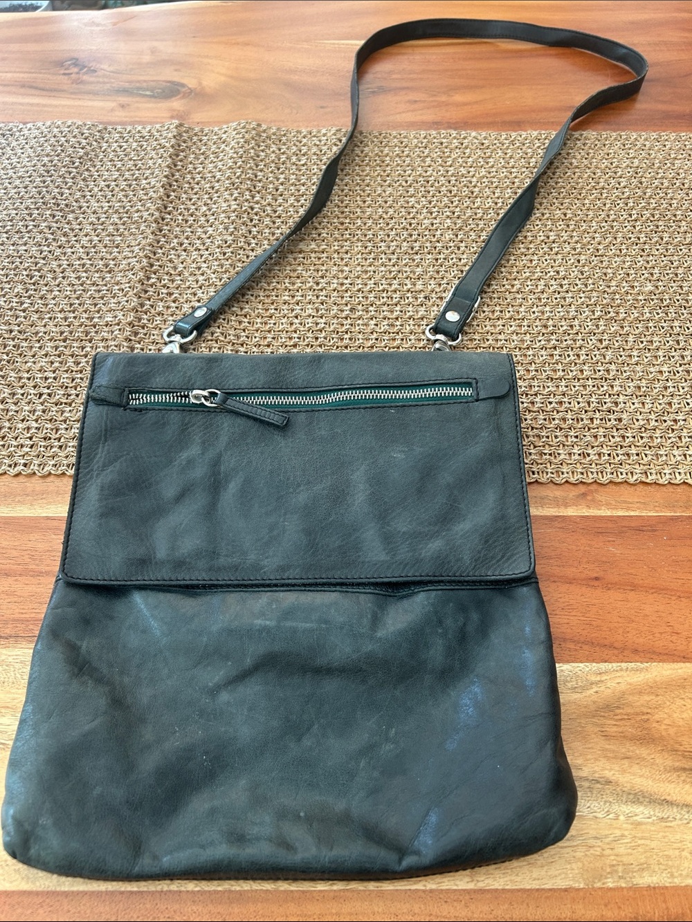 Mauricio Taiuti Leather Blackish with green tones and accents crossbody bag